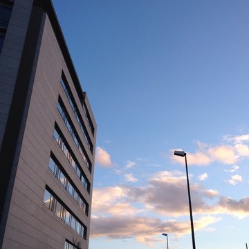 Atardecer reflefado en un edificio