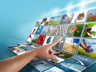 Hand on digital photo display - obrazy, fototapety, plakaty