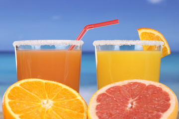 Orangensaft am Strand im Urlaub
