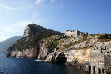 Fototapeta na wymiar Baie rocheuse et château Doria de Porto Venere