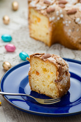 Fetta di colomba con dolci tipici pasquali