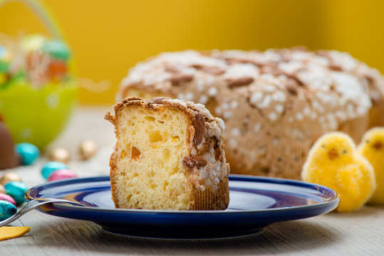 Fetta di colomba con dolci tipici pasquali
