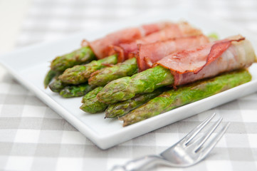Spargel mit Parmaschinken