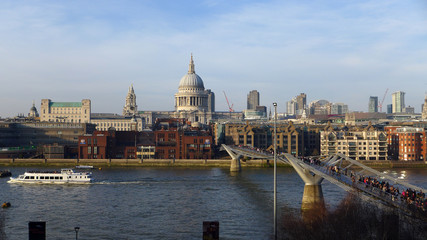 Fototapeta na wymiar ロンドンのセントポール大聖堂とミレニアムブリッジ