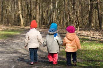 Dzieci na wiosennym spacerze w lesie - obrazy, fototapety, plakaty