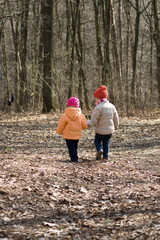 dzieci spacerujące w lesie, przedwiośnie - obrazy, fototapety, plakaty