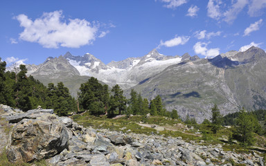 Fototapeta na wymiar Zermatt, Alpy Szwajcarskie, Valais, Szwajcaria Trasa lato,
