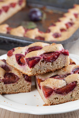 Spelt zucchini cake with plums