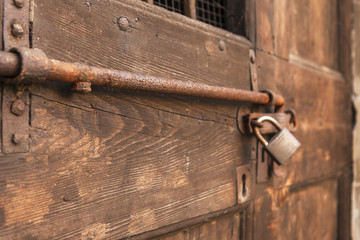 Portone antico con lucchetto