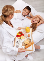 Obraz na płótnie Canvas Helthy breakfast in bed for the kids