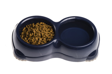 Trockenfutter und Wasser für Katzen