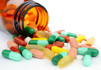 Pillen und Tabletten aus Medizin-Glas