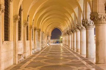 Papier Peint photo autocollant Venise Venice - Exterior corridor of Doge palace in dusk.