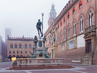Fototapeta na wymiar Fontanna Neptuna na Piazza Maggiore - Bolonia