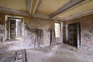Fototapeta na wymiar old abandoned room with windows