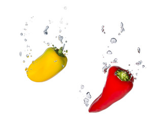 Gelbe und rote Paprika im Wasser mit Luftblasen