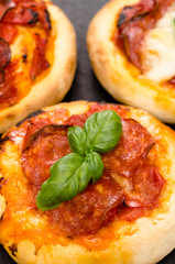 Pizza mit Salami Wurst und Basilikum
