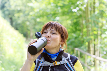 Wanderin trinkt aus einer Trinkflasche