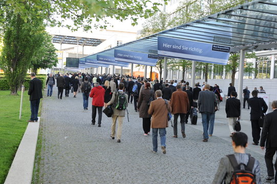 Menschenmenge auf dem Weg zu einer Messe