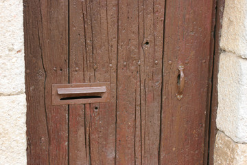 Puerta antigua con buzón