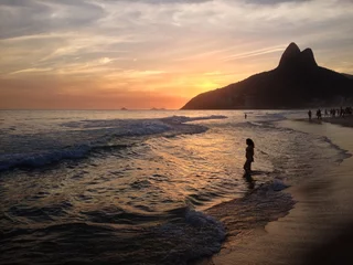 Fotobehang Zonsondergang in Rio de Janeiro, strand Leblon © jantima