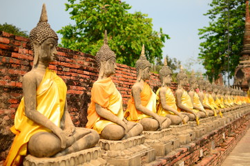 Fototapeta na wymiar Row of Buddha Statues