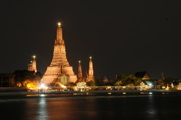 Fototapeta premium The temple after sunset,Wat Arun temple in Bangkok,Thailand