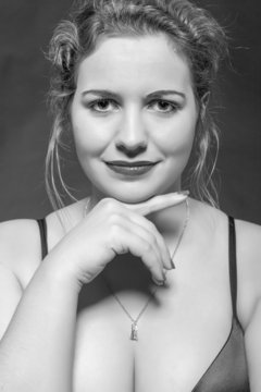Schwarz-Wei&szlig; Portrait einer Frau  und s&uuml;ssen l&auml;cheln