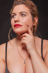 Mollige schöne junge blonde Frau mit sexy Dekollete