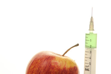 jabłko i strzykawka