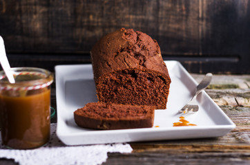 Schokoladenkuchen mit Karamellsauce
