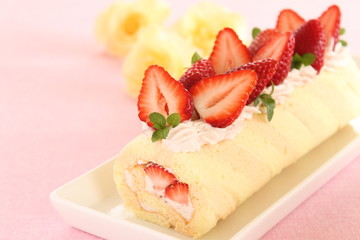 苺のロールケーキ