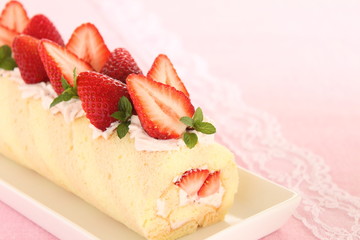 苺のロールケーキ