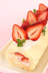 ストロベリーロールケーキ