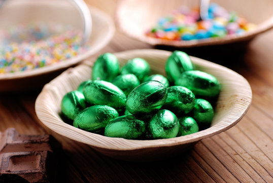 ovetti pasquali al ciccolato avvolti in carta stagnola verde