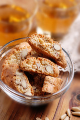 cantucci alle mandorle e pinoli con vin santo toscano