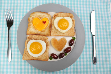 Scrambled eggs with bread on plate, on color napkin