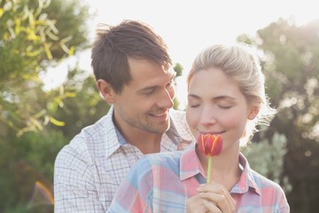 Obraz premium Young couple holding a flower in park