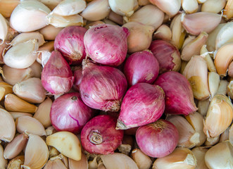 pile of bulb onions and garlic
