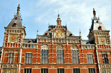 Fototapeta na wymiar Główny dworzec kolejowy w Amsterdamie