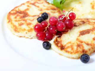 Cheesecakes from cottage cheese with berries