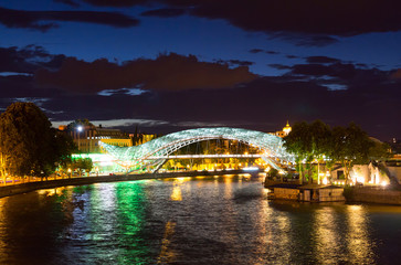 Obraz premium Night view of the brightly lit bridges of Peace