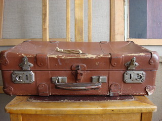Старинный картонный чемодан на винтаж стуле