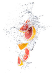 Pieces of grapefruit in water splash