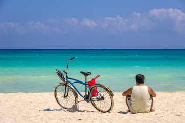 Fototapeta premium Man looking the ocean