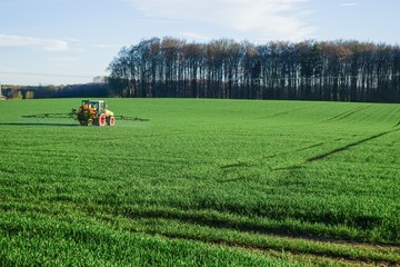 Schlepper mit Feldspritze, Unkrautbekämpfung
