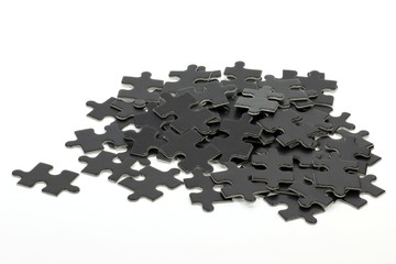 schwarze Puzzleteile isoliert auf weißem Hintergrund
