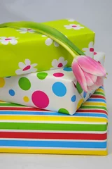 Fotobehang Mooie pakjes in lentekleuren © trinetuzun