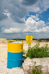 Vorsicht Absturzgefahr Fass und Gefahrenschild