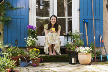 Junge Frau auf einer Terrasse, young woman on a patio